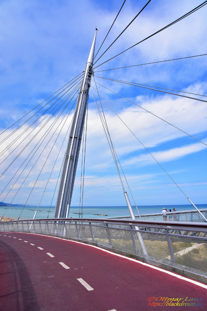 Die Seebr&uuml;cke (Ponte del Mare) ist ein Wahrzeichen von Pescara