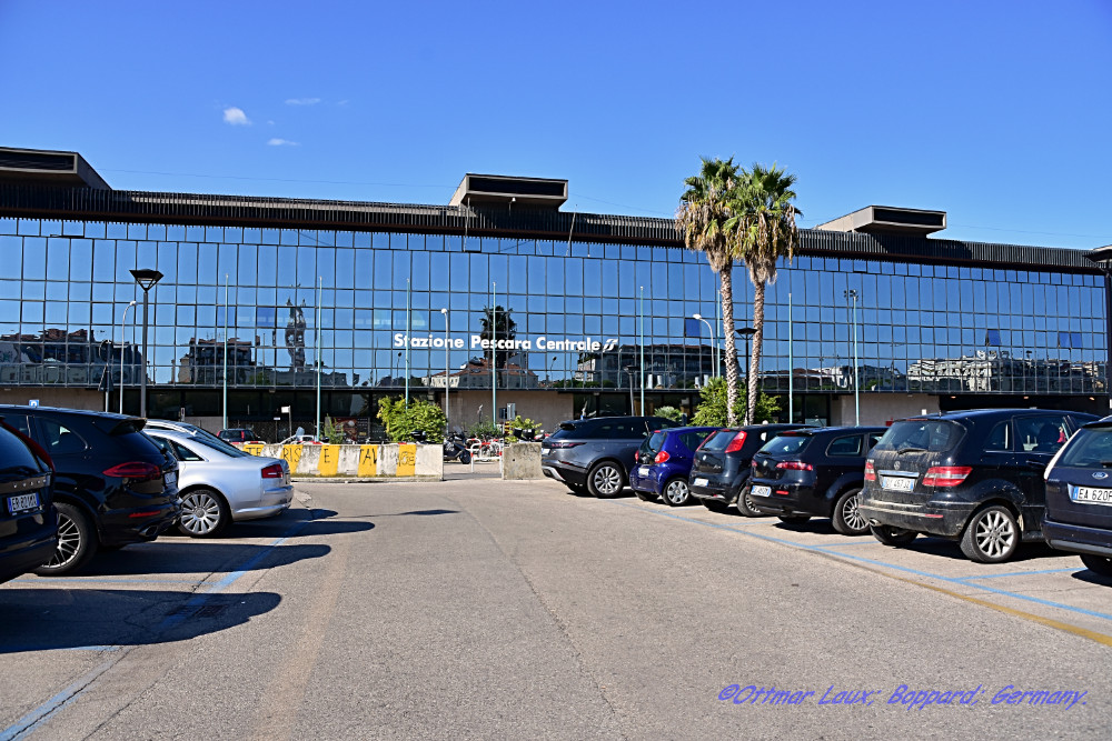 Blick auf den Bahnhof von Pescara. Busstation ist ebenfalls dort.
